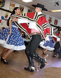 ﻿Tremendos festejos en la Hispanidad. ﻿¡Fiestas, bailes, trajes típicos y música!