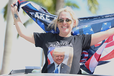 ﻿Ondeó bandera de EE.UU. por calles de Miami. ﻿Una gigantesca caravana triunfalista para respaldar la democracia y la libertad