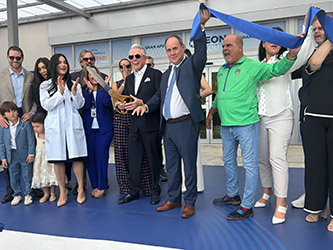 ﻿Inauguran nueva sede de León Medical Center. ﻿Benjamín León, Jr. le dio el mejor regalo de Acción De Gracias a Homestead