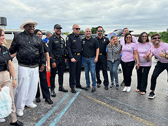 ﻿Maratónica campaña en iglesia de Hialeah. ﻿Jesús Tundidor le cumplió a los residentes y les dio sus pavos de ‘Thanksgiving’