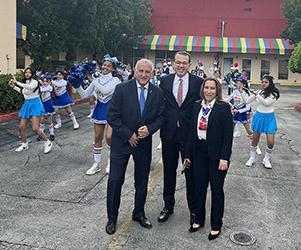 ﻿Mayor Esteban Bovo visits Lincoln-Marti Charter School