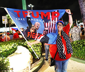 ﻿Simpatizantes de Donald Trump se reúnen en Calle Ocho. ﻿¡Arrollador festín en el bastión político para aclamar a Trump!