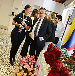 Día de las velitas en consulado de Colombia. Se oró por la paz, por la Navidad y por el Año Nuevo 