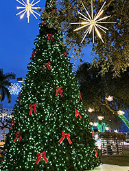 ﻿Luces, globos y árboles encienden la Navidad en la ciudad de Hialeah