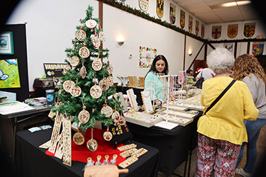 ﻿El popular mercado navideño dio un gran toque de belleza en adornos, árboles, figuras y luces