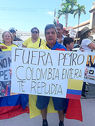 ﻿Siguen marchas frente al consulado de Colombia. ﻿Se alzan las voces de repudio contra reformas de Petro que presagian la izquierda comunista