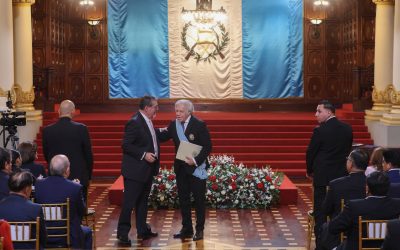 Almagro recibe Orden del Quetzal como reconocimiento de Guatemala