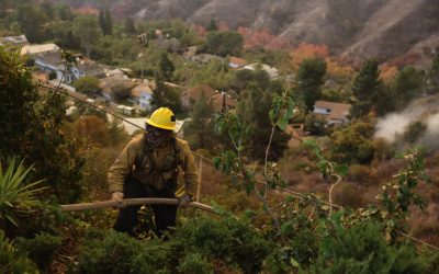 Bomberos bregan contra incendios de Los Ángeles con temor por fuertes vientos previstos