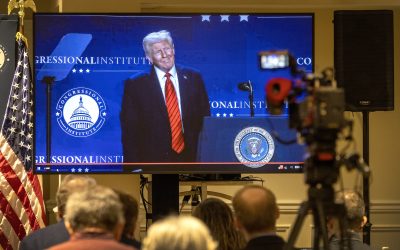 Trump defiende los cientos de inmigrantes deportados en sus primeros días de mandato