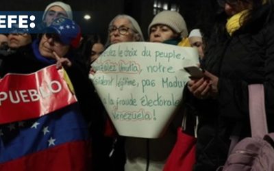 Un centenar de venezolanos piden en París que el Gobierno galo sea «firme» con Maduro