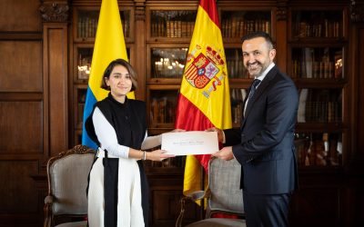 El nuevo embajador de España en Colombia presenta copias de estilo a la canciller Sarabia