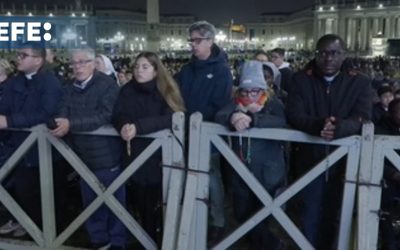 Segunda noche consecutiva de oración por la salud del papa en San Pedro del Vaticano