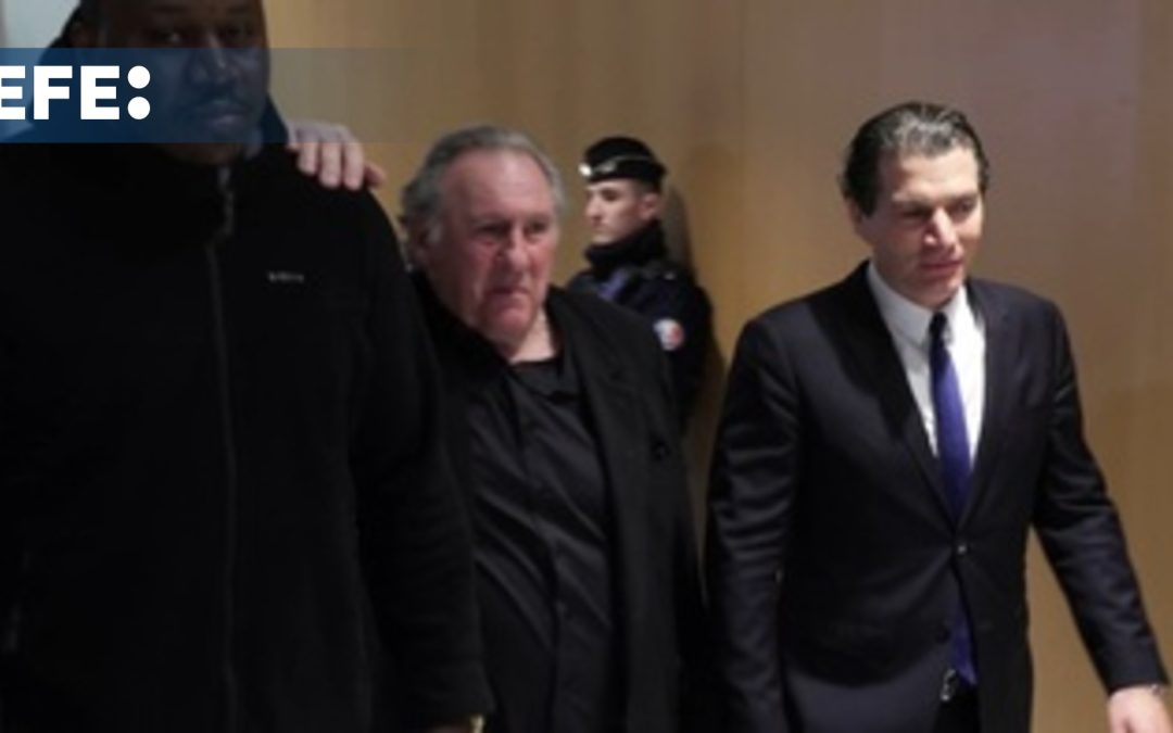 Gérard Depardieu niega las agresiones sexuales, pero hace cambios en su relato