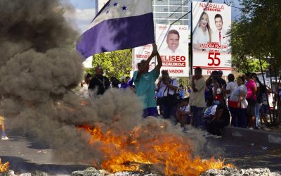 Hondureños protestan en las calles por la demora en la entrega del material electoral