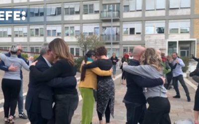 La comunidad tanguera de Roma danza frente al Gemelli para mostar su cercanía  al papa