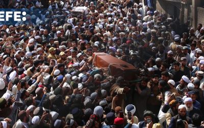 Funeral masivo en Pakistán tras atentado suicida contra un líder religioso en una mezquita