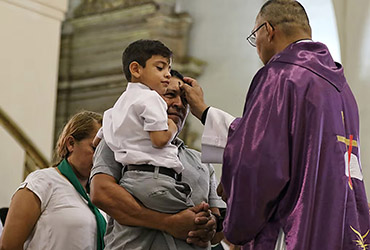 ﻿Miércoles de Ceniza en iglesias de Miami. ﻿Debemos construir un mundo mejor para vivir en completa paz