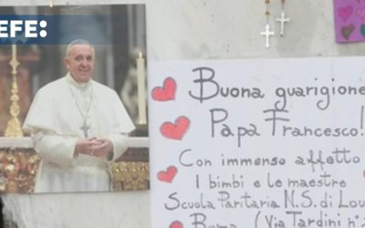 El papa consolida su mejoría tras 25 días hospitalizado y no está en «peligro inminente»