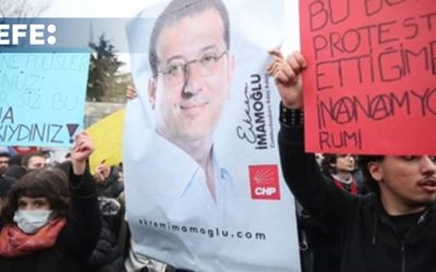 Miles de personas siguen manifestándose contra el arresto del alcalde de Estambul