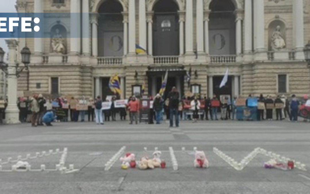 Los ucranianos conmemoran tragedia de Mariúpol y exigen justicia para los crímenes rusos