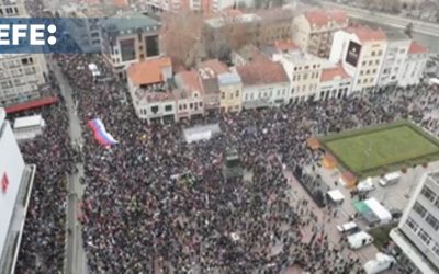 Miles de serbios protestan contra el gobierno 4 meses después de la tragedia en Novi Sad