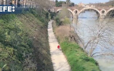 Roma estrena el primer balcón natural sobre el Tíber, un paseo de madera con vistas al río