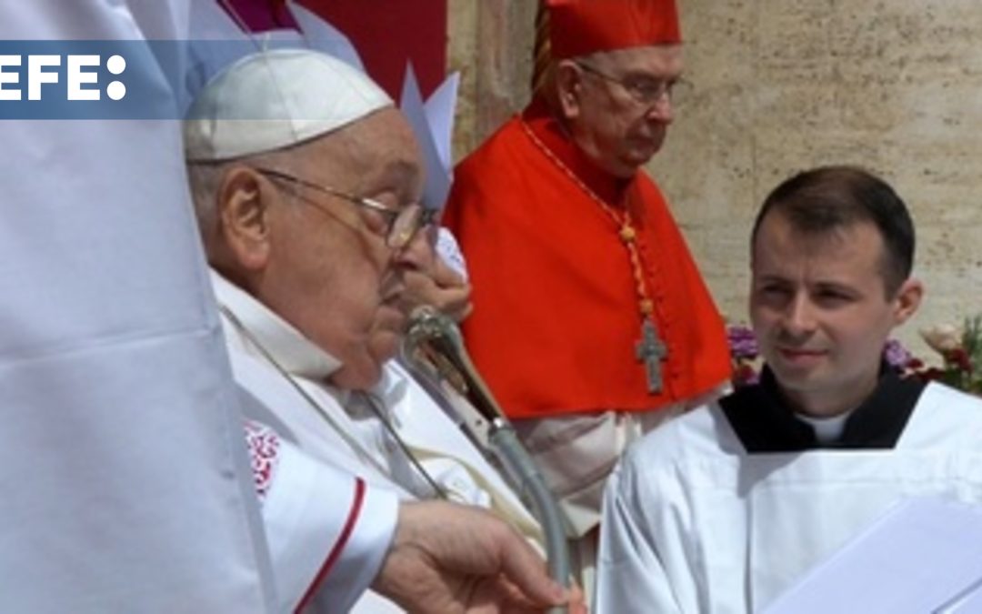 El papa reaparece en San Pedro de sorpresa para la bendición Urbi et Orbi