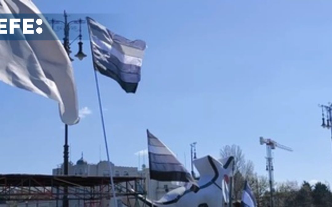 Un marcha «gris» con mucho humor para denunciar ataques de Orbán a la comunidad LGTBQI+