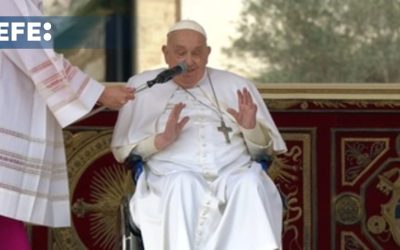 El papa, sin asistencia de oxígeno, saluda a los fieles en San Pedro por Semana Santa