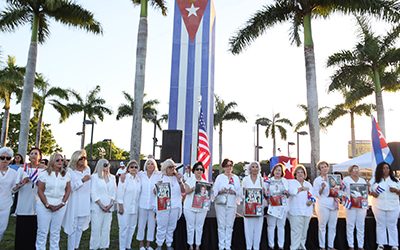 ﻿El exilio se puso de pie en el Memorial Cubano. ﻿‘El 20 de Mayo fue el día más 