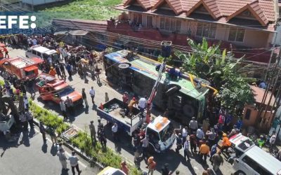 Al menos 12 muertos y 25 heridos tras volcar un autobús en Indonesia