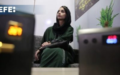La joven afgana Zahra Ali crea un sistema único de fabricación de baterías portátiles, limpias y renovables