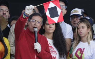 Petro propone firmar «un papelito» que ponga fin a «cien años de soledad» en Colombia