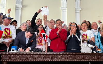 El presidente de Colombia entrega al Senado las doce preguntas de la consulta popular