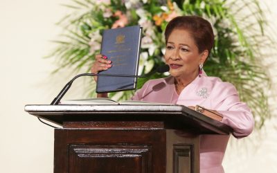 Kamla Persad-Bissessar jura como primera ministra de Trinidad y Tobago
