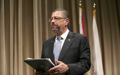 El presidente de Costa Rica recibe premio en la Universidad Internacional de Florida