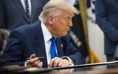 La Justicia bloquea temporalmente plan de despidos masivos de Trump
