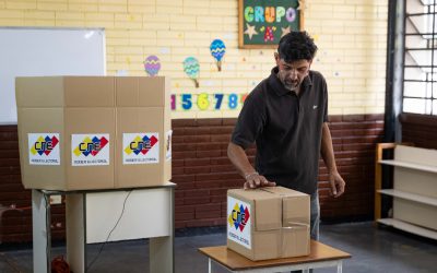 Venezolanos participan en el simulacro de las regionales y parlamentarias del 25 de mayo