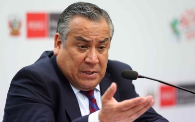 Renuncia el primer ministro de Perú un día antes de someterse a una censura en el Congreso