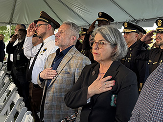 ﻿Alcaldesa Daniella Levine Cava le hace honor a los oficiales del orden público