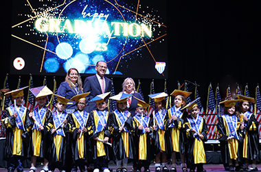 ﻿Emotivo saludo de bienvenida de Demetrio Pérez a los nuevos graduados de 2025