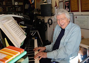 ﻿Manuel Alejandro, a sus 93 años, sigue en activo