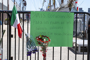 ﻿Improvisan un altar tras accidente de buque mexicano en Nueva York con mensajes y banderas