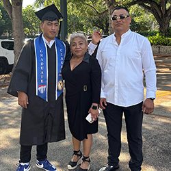﻿Tremendo orgullo de los padres tras la graduación triunfalista de sus hijos