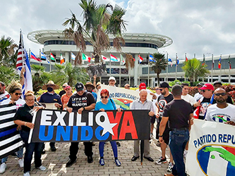 ﻿‘Exilio Unido’ hará respetar memoria del prócer. ﻿protesta por carteles y banderas de Hamas sobre el busto del apóstol Martí en Coral Gables