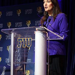 Ante el público habla de su presidencia en FIU. Jeanette Núñez dialoga con la comunidad universitaria en FIU sobre su visión y liderazgo 