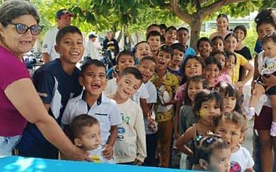 ﻿A niños de las comunas de Caracas. ﻿Un pequeño bocadito para los desamparados y sufridos niños de Venezuela