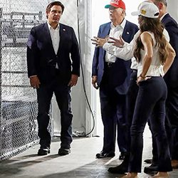 Trump visita centro de detención de inmigrantes ‘Alligator Alcatraz’