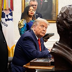 ﻿Trump firma un memorando para endurecer la política estadounidense en Cuba