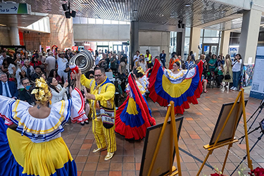 ﻿A lo grande bailes en el Government Center. ﻿El Vallenato y la Cumbia impusieron la rumba en la fiesta de la hispanidad
